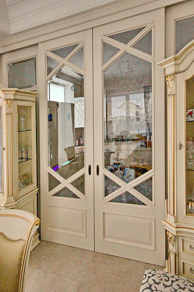 Раздвижная межкомнатная дверь с фигурными стеклянными вставками